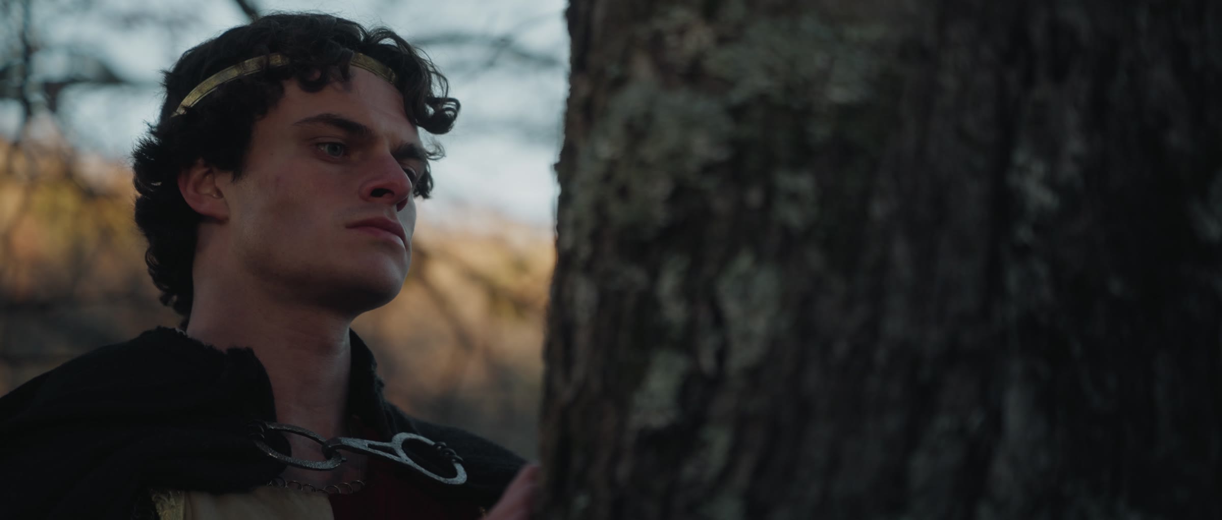 Edmund, wearing a gold circlet, beside an oak